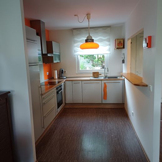 Gepflegtes Reihenendhaus mit schönem Garten, überdachter Terrasse, Kamin und Carport – Küchenbereich im Erdgeschoss