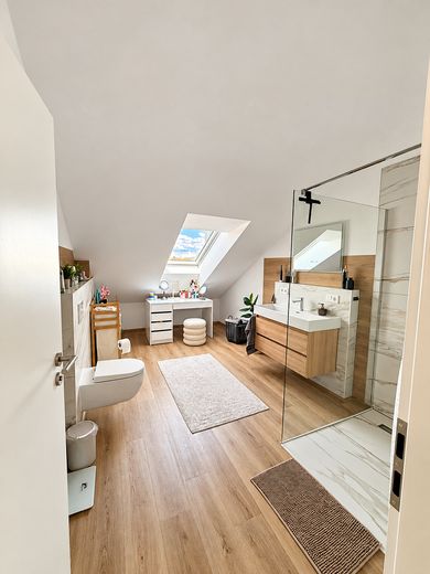 Modern 2-kamerappartement op de bovenste verdieping (A+) met parkeerplaats in de ondergrondse garage – zonder makelaarscourtage – Bad
