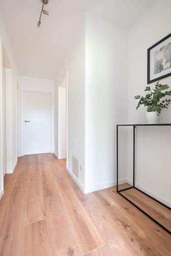 Apartamento de 3 habitaciones recién renovado con garaje subterráneo * libre para ocupar y sin comisión * – Flur