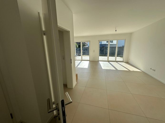 Moderno apartamento de 2,5 habitaciones en planta baja – Wohnzimmer