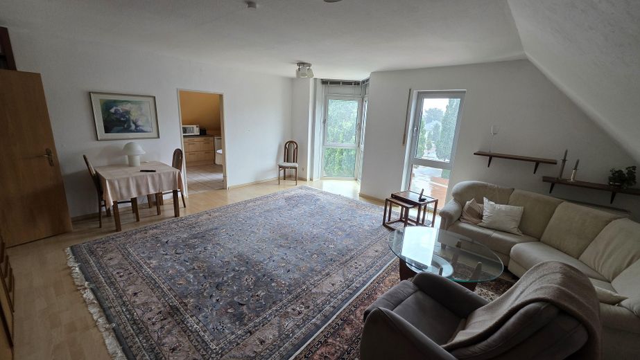 Luminoso apartamento de 3 habitaciones en el ático, 90 m², balcón, ascensor y cocina equipada – Spelle-Mitte, disponible a partir de octubre – Wohnzimmer, Blick zur Küche