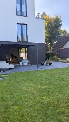 Modernes Endhaus am Brabandkanal - großer Privatgarten, Wärmepumpe und Spa – Hausansicht mit Terrasse