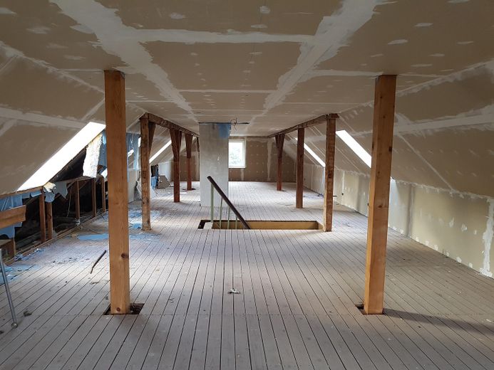 Agréable maison bifamiliale avec un vaste terrain et une cour fermée dans un cadre idyllique – Photo 8