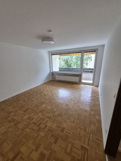 Erlangen-Frauenaurach’ta ankastre mutfaklı, yeni yenilenmiş 2 odalı daire – Wohnzimmer Bild 1
