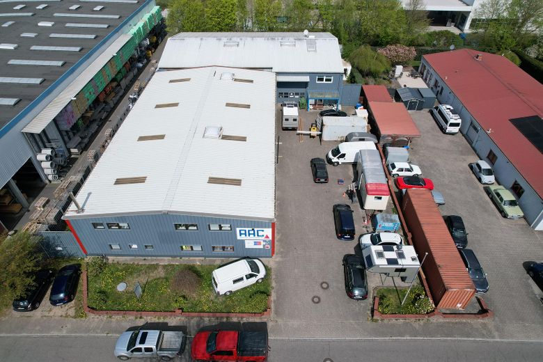 Kaltenkirchen’de ofis alanlarına sahip üretim ve depo salonu – isteğe bağlı olarak karavan servis işletmesiyle birlikte – Ansicht Südseite