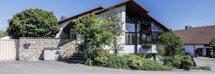 Architektenhaus (3 Wohneinheiten) mit Garten u. Garage – Architekten Haus mit Garten