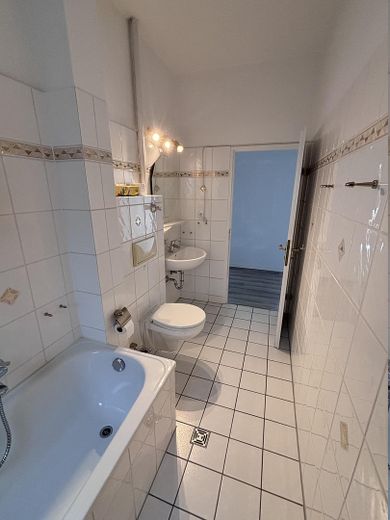 Luminoso apartamento de 3 habitaciones bien distribuido cerca de Bahnhofstr. en Lichtenrade – Gefließtes Bad mit Wanne