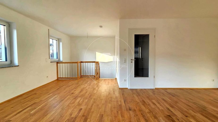 Erstbezug mit Wohlfühlfaktor - Moderne KfW-40-Wohnung im EG und UG  mit Stellplatz &amp; Gartenanteil – Treppe vom Wohnzimmer in das Untergeschoss