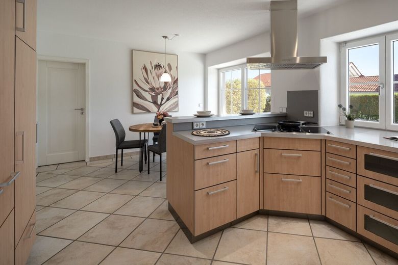 Jezioro Penzinger See tuż obok – dom rodzinny o powierzchni mieszkalnej 265 m² – Große Küche mit viel Platz