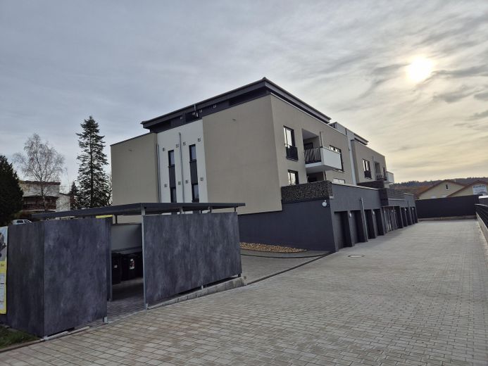 Piso de obra nueva de alta calidad en Wadern, 3zkb 120 m² EEK A+ – Gebäude Rückseite