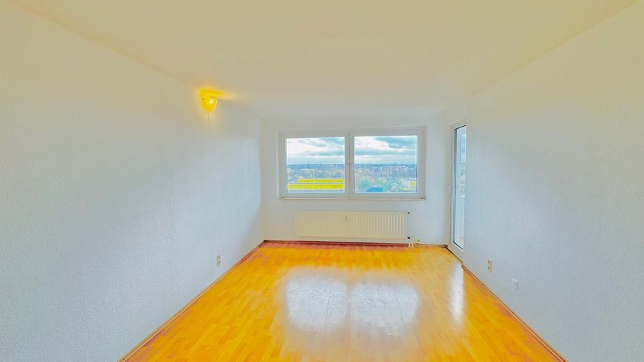 Helle 2-Zimmer-Wohnung mit Südbalkon, Weitblick und TG nahe MHH – Wohzimmer