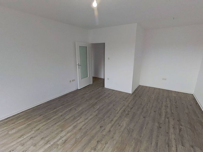 Ideale per famiglie e coppie: confortevole appartamento di 3 locali con loggia e molto spazio contenitivo – Ansicht II: Wohnzimmer
