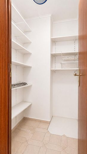 Poddasze z dużym tarasem, kominkiem i spokojną, centralną lokalizacją – Zdjęcie 18