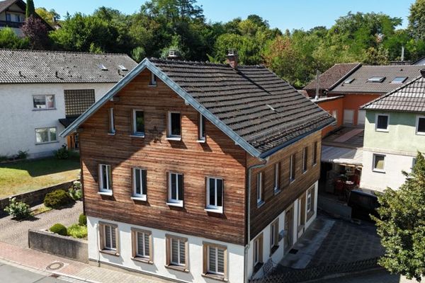 Historisches Juwel: EFH mit ELW, Kamin, Dachterrasse & Ausbau-Reserve in Marktgraitz