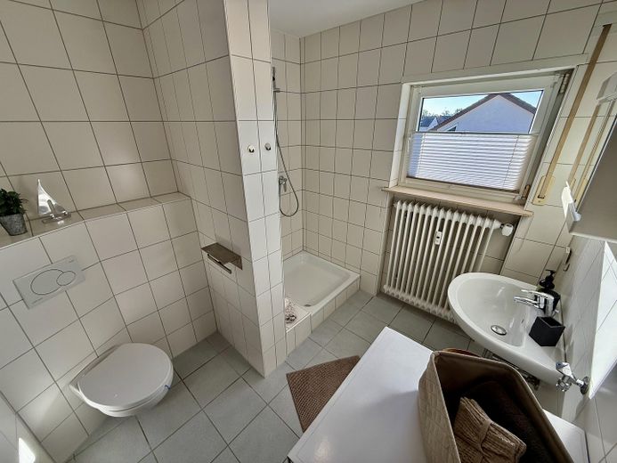 Eigentumswohnung im Dachgeschoss mit zwei Außenstellplätzen in Speyer – Badezimmer