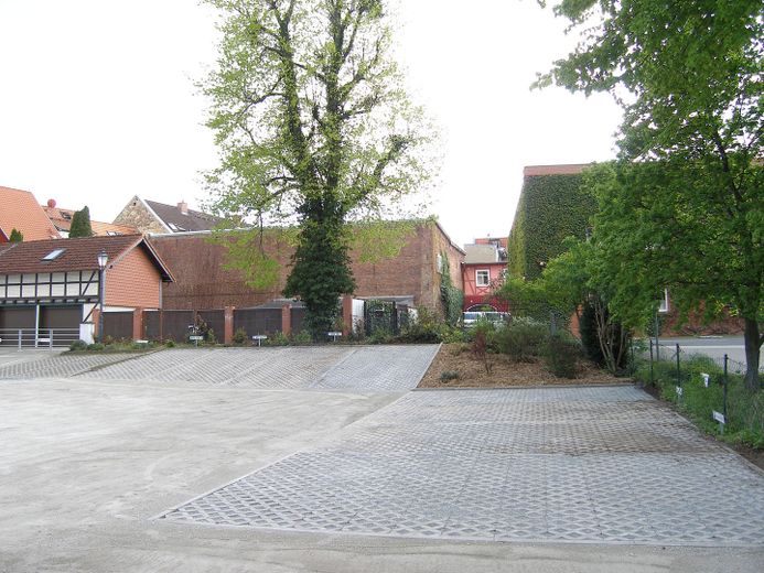 PKW-Stellplätze ab 35 €/M - Altstadt-Zentrum von Wernigerode – Eingezäunte Stellplatzanlage