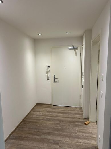 Appartement en copropriété haut de gamme de 2 pièces avec terrasse et place de parking en sous-sol – Eingangsbereich