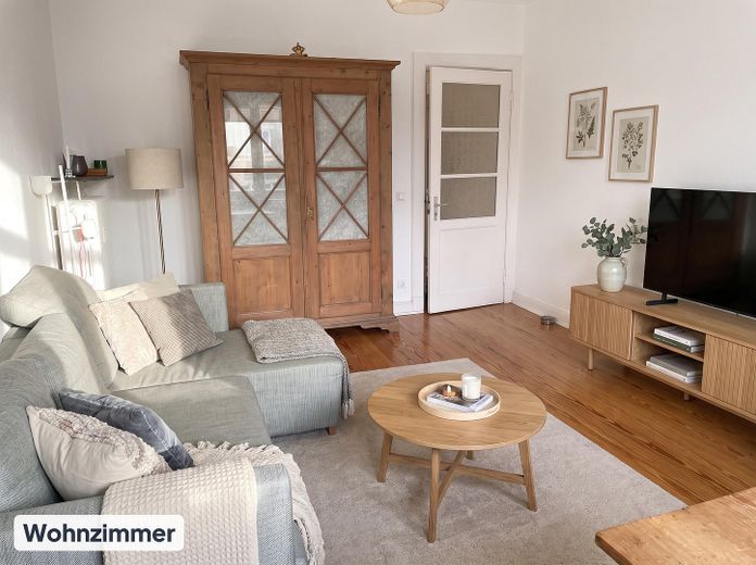 *von Privat* Charmante Altbauwohnung in begehrter Lage von Winterhude – Wohnzimmer
