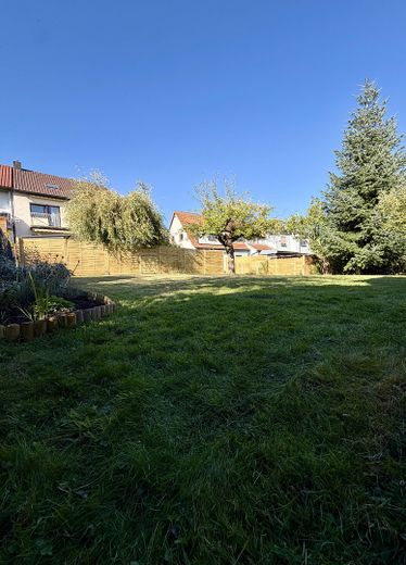 منزل شبه منفصل مُجدّد بحديقة – 100 م² مساحة سكنية، مرآب في تسيرندورف – Garten mit großer Rasenfläche