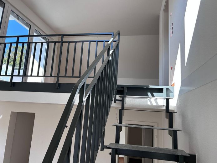 Elegante maisonette di 4 locali con balcone (casa KfW 55) dal 15/11/2026 – Blick hoch ins Wohnzimmer