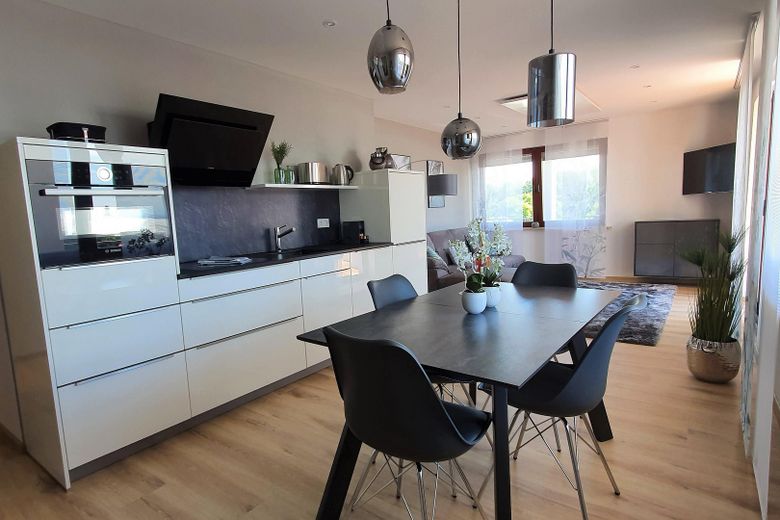 Appartement d’affaires de 2 pièces avec grand balcon – connecté, meublé et flexible 💼🌅 – Wohn- und Esszimmer