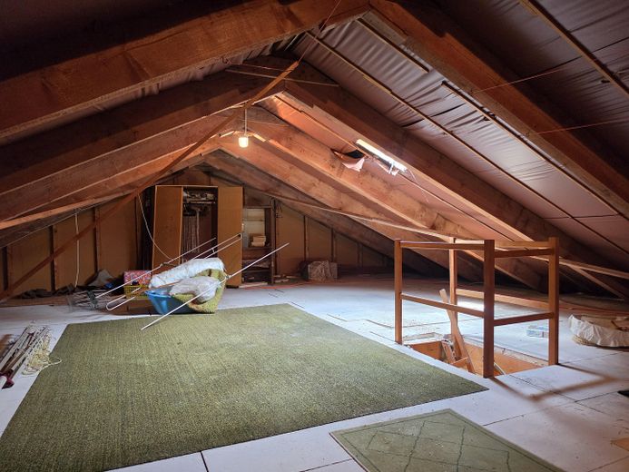 Provisionsfrei: Großzügiges Einfamilienhaus in ruhiger Aussichtslage mit teilbarem Großgrundstück – Bühnenraum als Lagerfläche