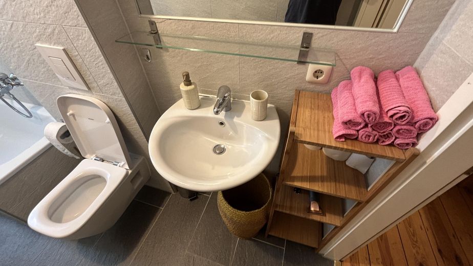 Großzügiges Helmholtzkiez-Apartment im Loft-Stil mit separatem Schlafzimmer, bezugsfrei – Badezimmer