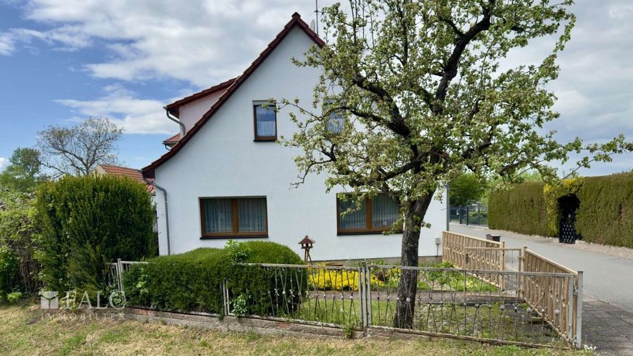 Familienfreundliches Handwerkerhaus mit Potenzial nahe Erfurt – Außenansicht