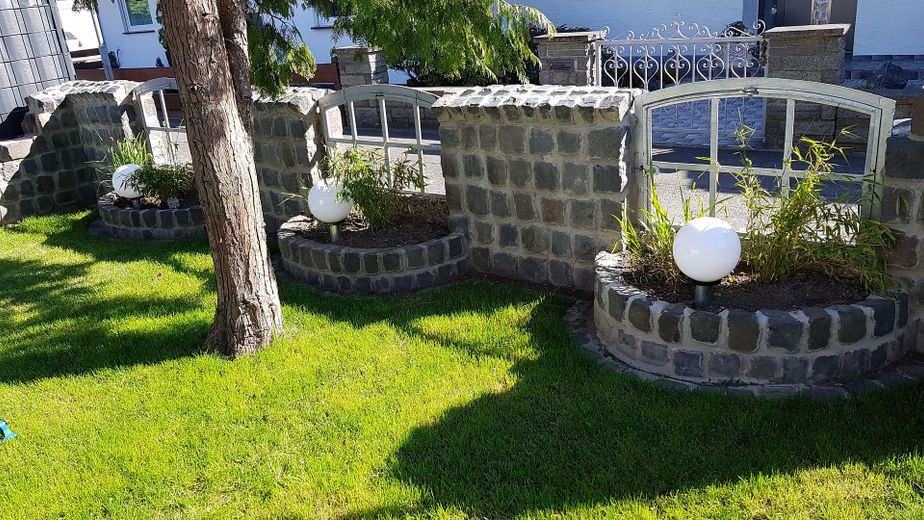 Barrierefreier Bungalow · ca. 190 m² nutzbare Fläche · ruhige Wohnlage · vielseitiges Wohnkonzept – Gartenmauer innen