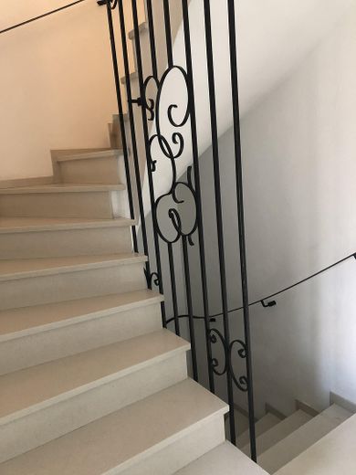 Freist EFH mit Garten und Garage in guter Lage – Treppenhaus