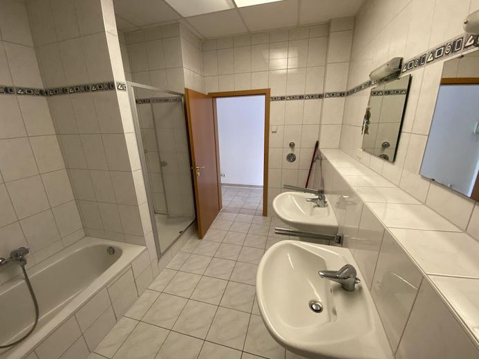 Großzügige, gepflegte 2 -Zimmer Wohnung mit großer Terrasse in Hofheim OT Wildsachsen – Bad mit Dusche und Badewanne