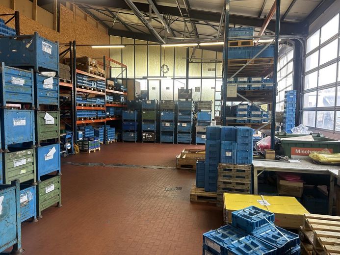 Vielseitig nutzbare Gewerbeeinheit mit Verwaltung und großer Freifläche in Illertissen zu mieten – Produktions-/Lagerhalle
