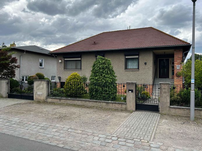 Einfamilienhaus in attraktiver Lage von Berlin-Hohenschönhausen – Straßenansicht