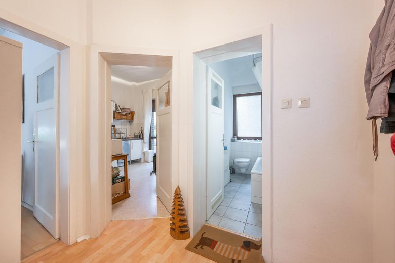 Provisionsfrei! Charmante vermietete 2-Zimmer-Altbau-Wohnung (ca.51 m²)+Balkon in der Südweststadt – Diele