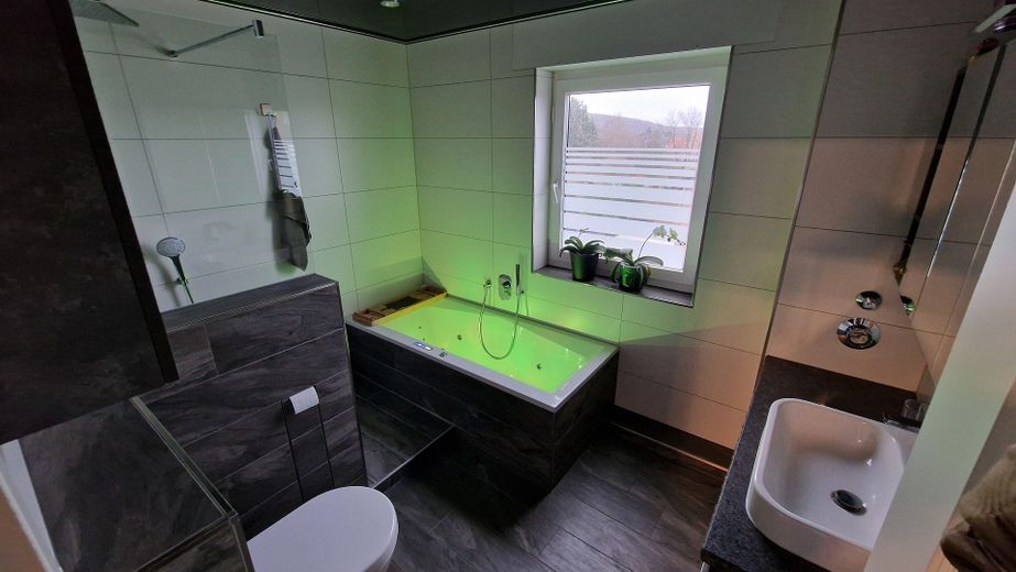 Mod. Badezimmer mit Whirlwanne
