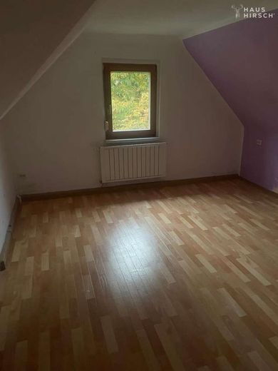 Großzügiges Einfamilienhaus mit Ausbaureserve und schönen Garten – Stube