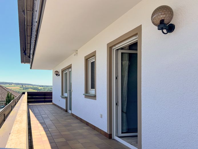 Hochwertiges Zweifamilienhaus, gehobene Ausstattung, Ausbaupotential, traumhafter Ausblick – Balkon zum Hof