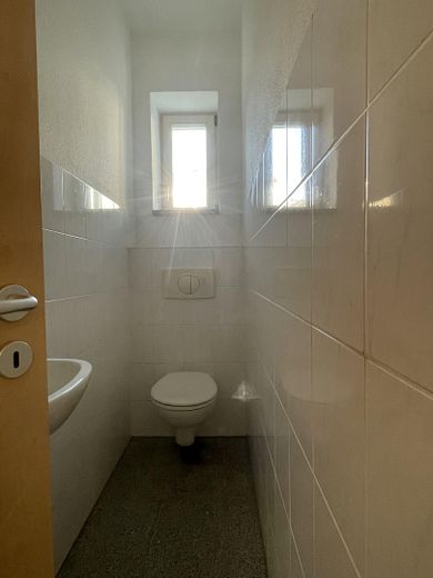 Provisionsfrei: 3-Zimmer-Balkonwohnung im Hochparterre eines kernsanierten 4-FH, Weimar Nordvorstadt – Ein weiteres stilles Örtchen..