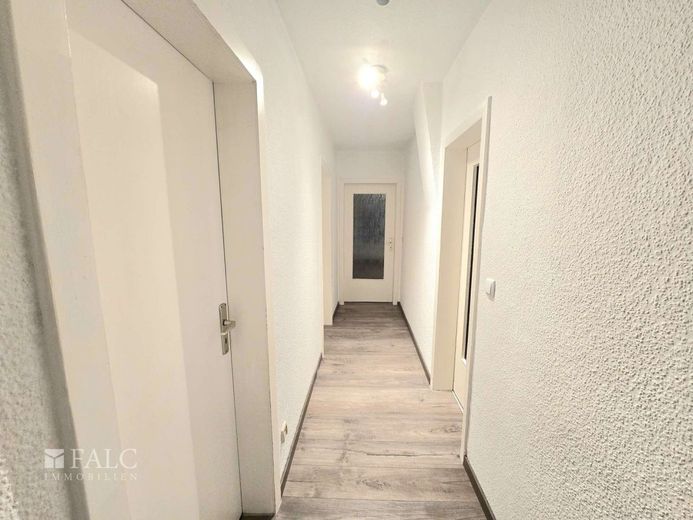 Zentral gelegene Eigentumswohnung in Siegen – Flur zum Wohnzimmer