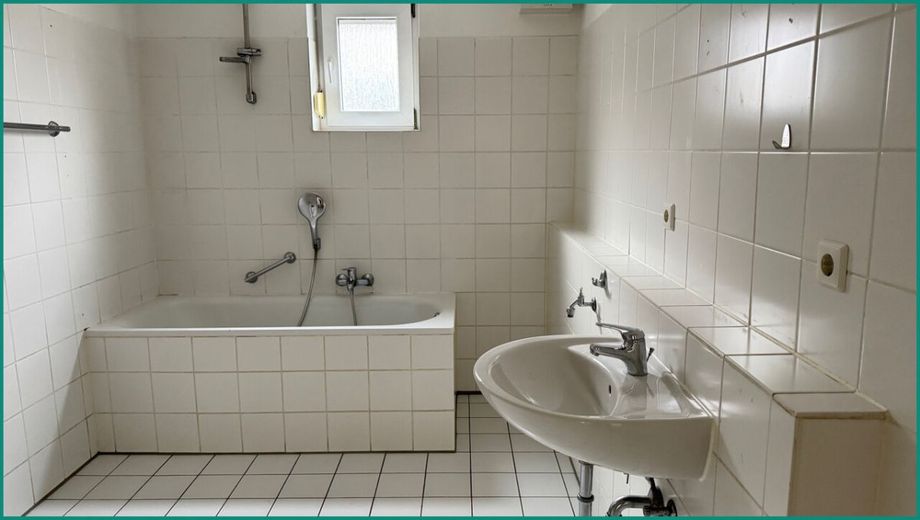 DREIFAMILIENHAUS IM STADTZENTRUM VON REMSCHEID - 2 WOHNEINHEITEN VERMIETET - MÖGLICHKEIT ZUM EIGENNUTZ – Badezimmer im Erdgeschoss mit Fenster, Badewanne und zusätzlicher Entlüftung sowie...