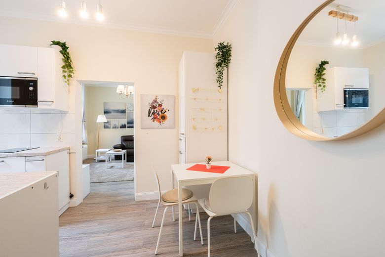 Мебльована 1-кімнатна квартира Aachen-Burtscheid, відремонтована | Furnished Apartment – Küche / Essbereich