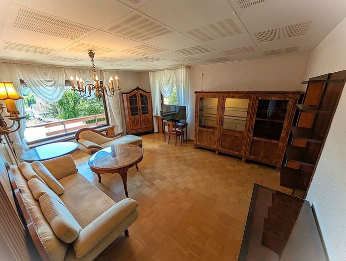 PROVISIONSFREI für Käufer! 5-Zimmer-Wohnung in Bestlage bei Coburg mit atemberaubendem Fernblick – Herrschaftliches Wohnzimmer mit edlem Parkettboden - obere Wohnung