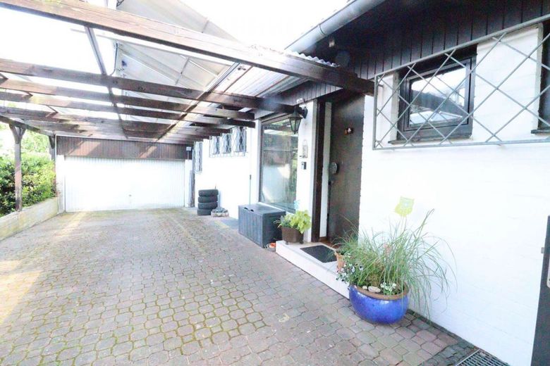 WRS Immobilien - Neuberg - Architekten-Villa mit Einliegerwohnung + großem Garten mit Baumbestand – Garageneinfahrt - Hauseingang