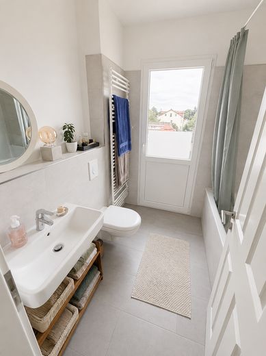 Sonnige 3-Zimmer-Wohnung im sanierten Altbau – Bad