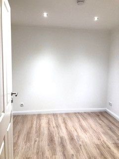 2 Schlafzimmer mit Fenster