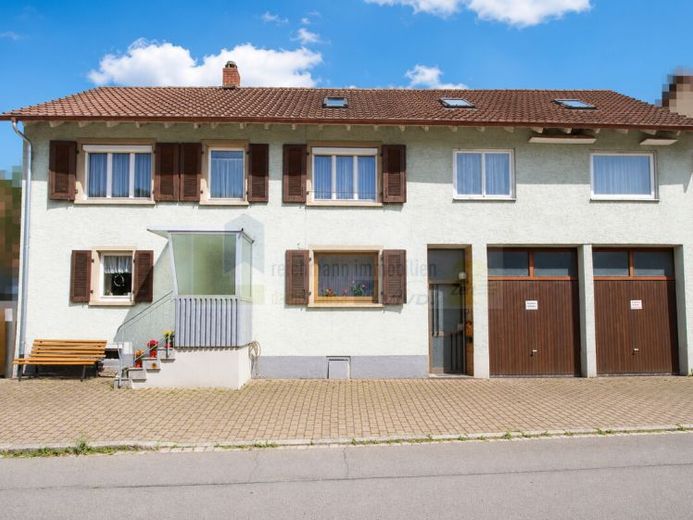 Zwei Wohnbereiche, zwei Eingänge - Ein Preis ! Gewachsene Immobilie mit viel Platz, Potenzial und übergrosser Garage in Kirchen-Hausen – Photo 1