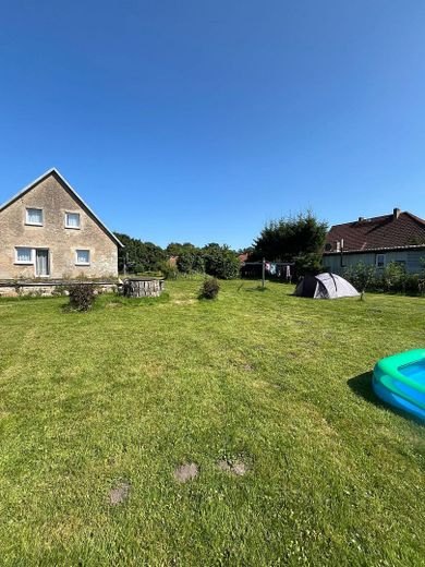 Anwesen nahe Usedom mit 6.840 m², Werkstatt, Wirtschaftsgebäuden & Entwicklungspotenzial – Teil des Grundstücks