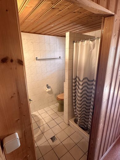 Badezimmer mit Dusche