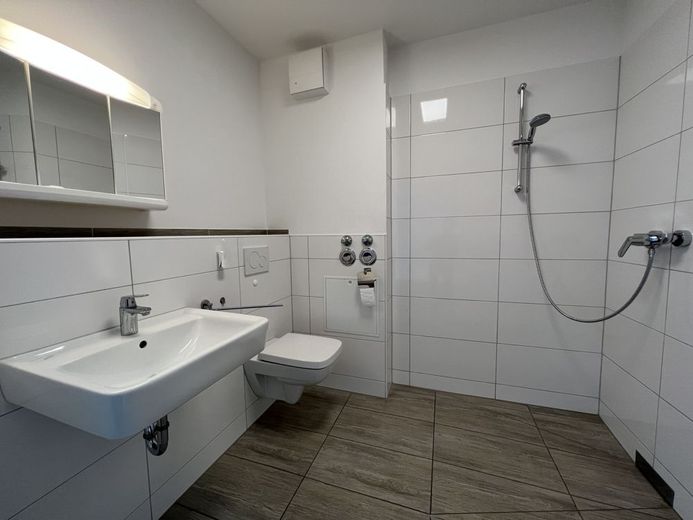 140 m² Wohnkomfort: Stilvolles Penthouse mit Aufzug und zwei Sonnenterrassen – Badezimmer