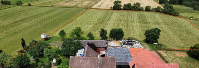 Ein Hof mit Geschichte – und Raum für neue Ideen – Luftansicht mit Grundstück
